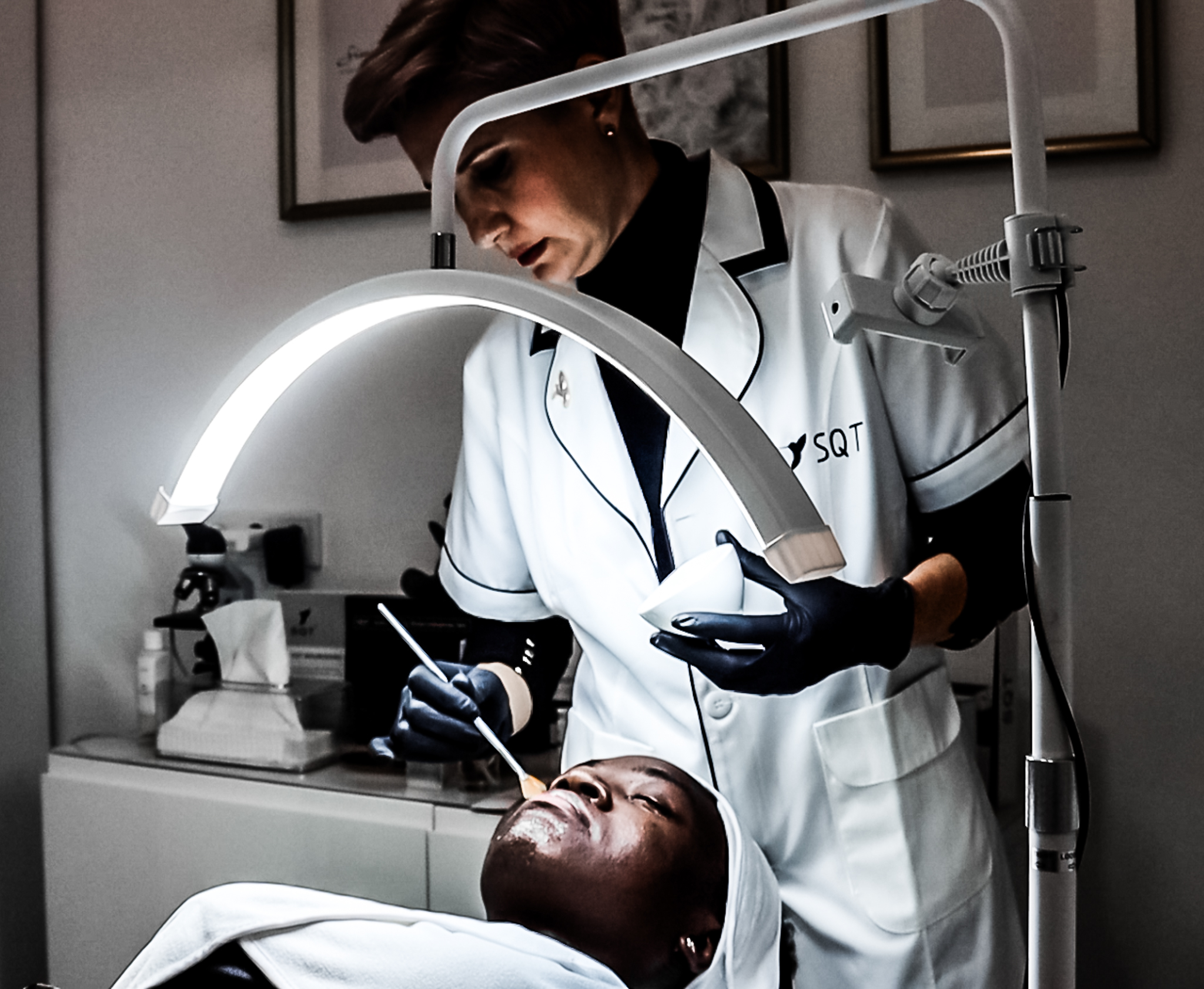 Laura Herrera realizando tratamiento SQT en cabina