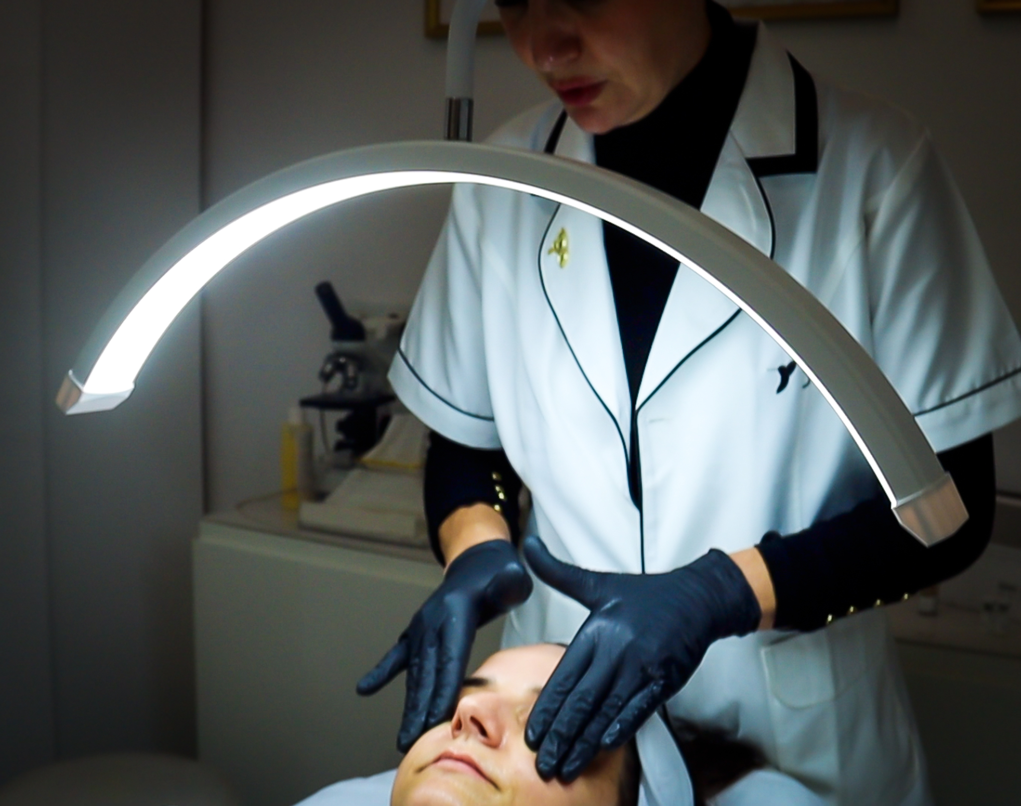 Laura Herrera aplicando tratamiento SQT